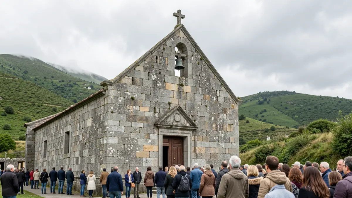 Imagen genérica de una capilla de piedra gallega con espadaña.