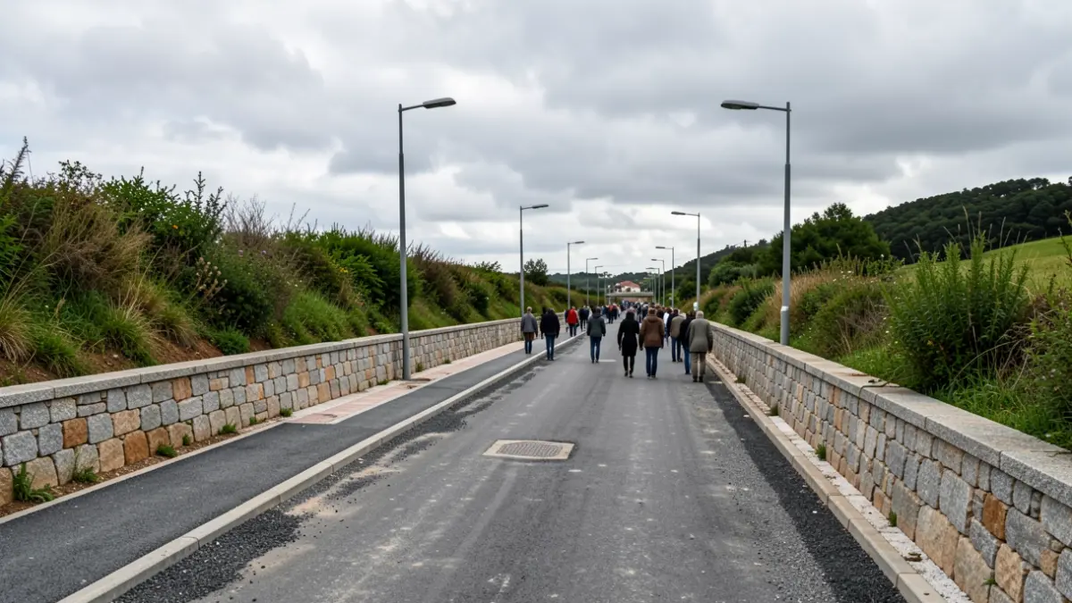 Imaxe dunha estrada galega con camiños peonís e mobiliario urbano.