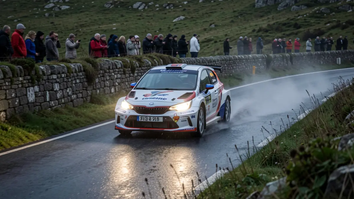 Imaxe dun coche de rally correndo nunha estrada de asfalto mollado en Galicia, con muros de pedra de granito e vexetación verde bordeando a pista.
