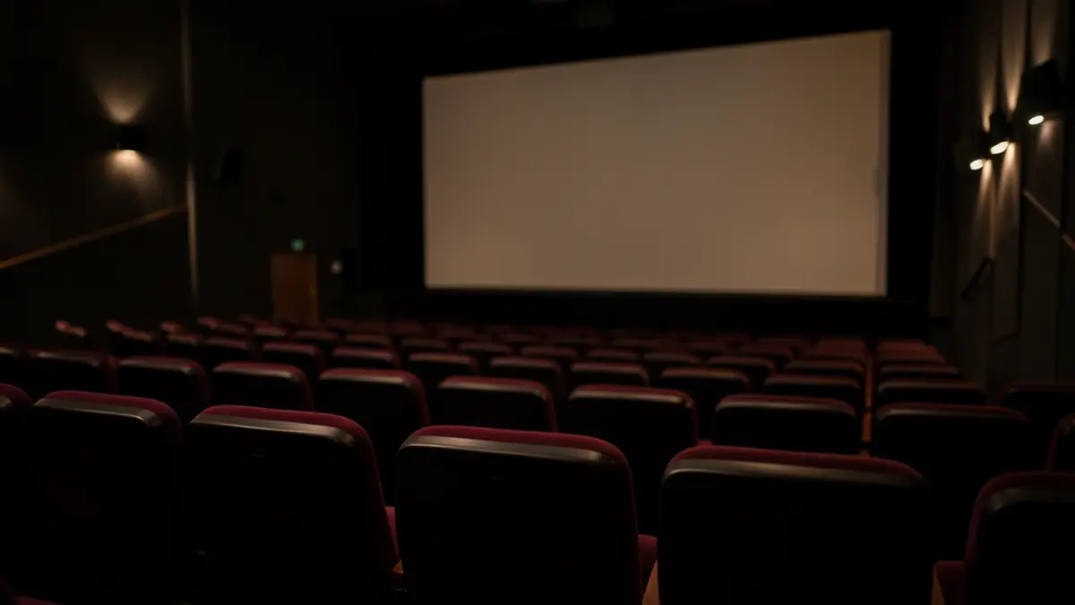 Imagen genérica de una sala de cine vacía con asientos vacíos.