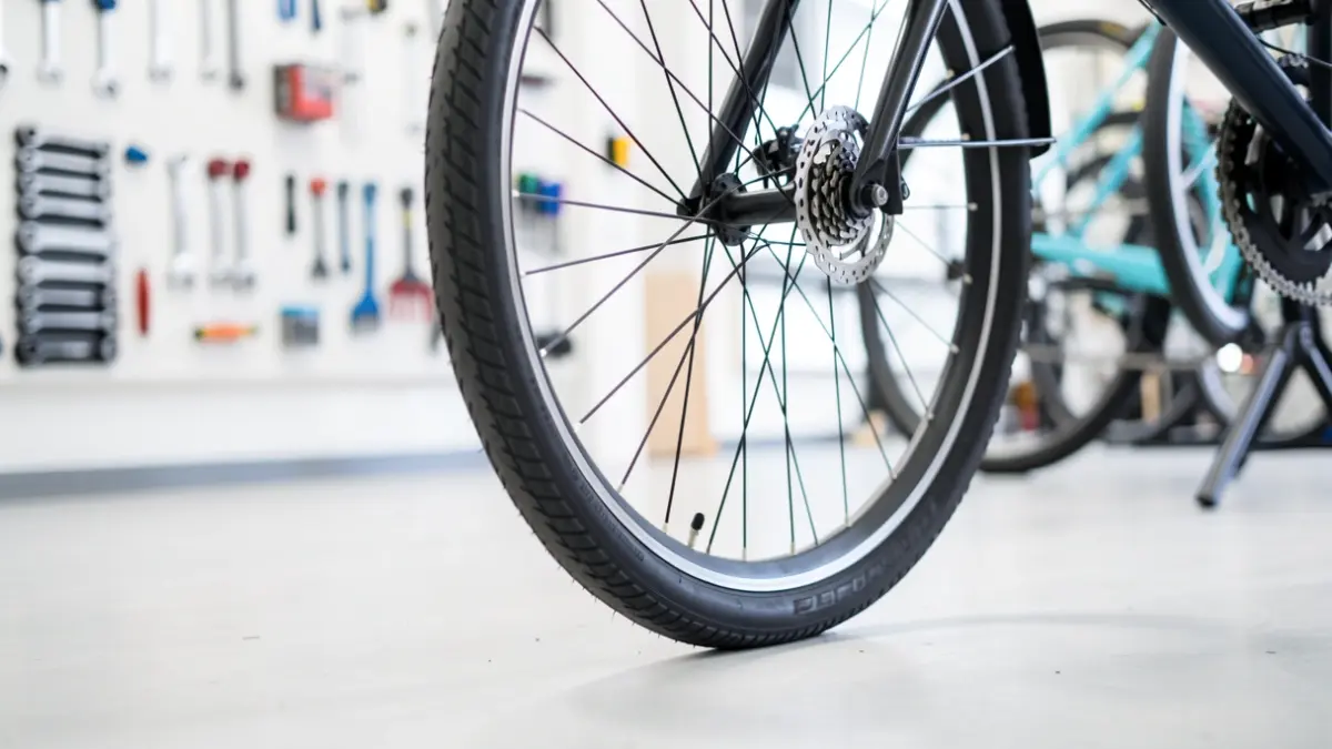 Primer plano de una rueda de bicicleta en un taller moderno.
