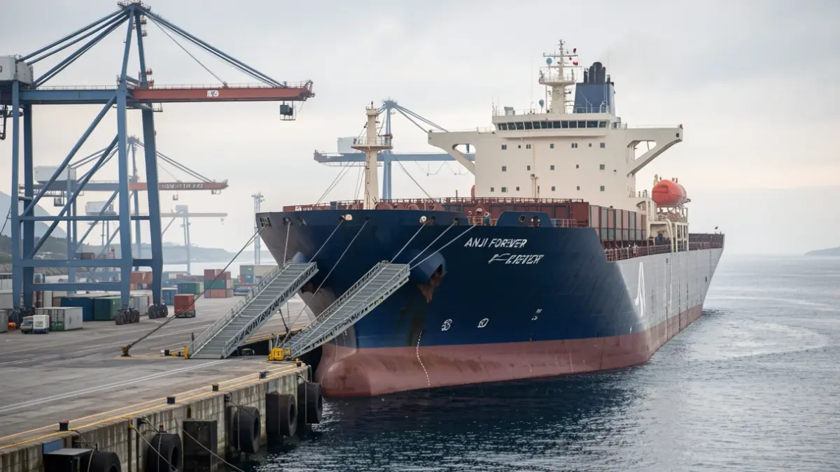 Imaxe xenérica de carga e descarga nun porto industrial galego.