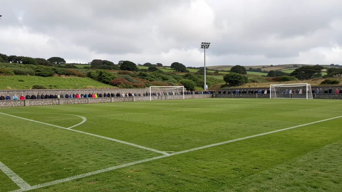 Imaxe xenérica dun campo de fútbol galego baleiro.