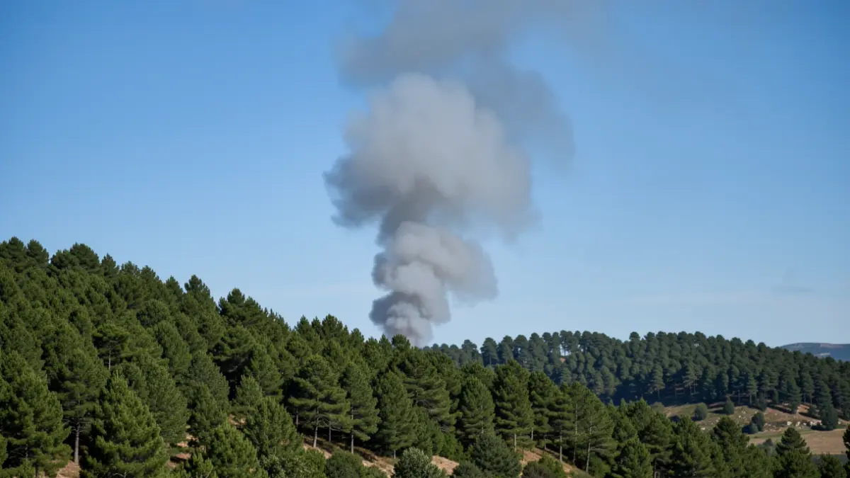 Imaxe xenérica de fume dun incendio forestal nun monte galego.