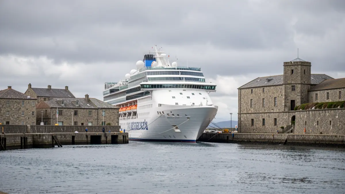 Imaxe xenérica dun cruceiro atracado nun porto galego.