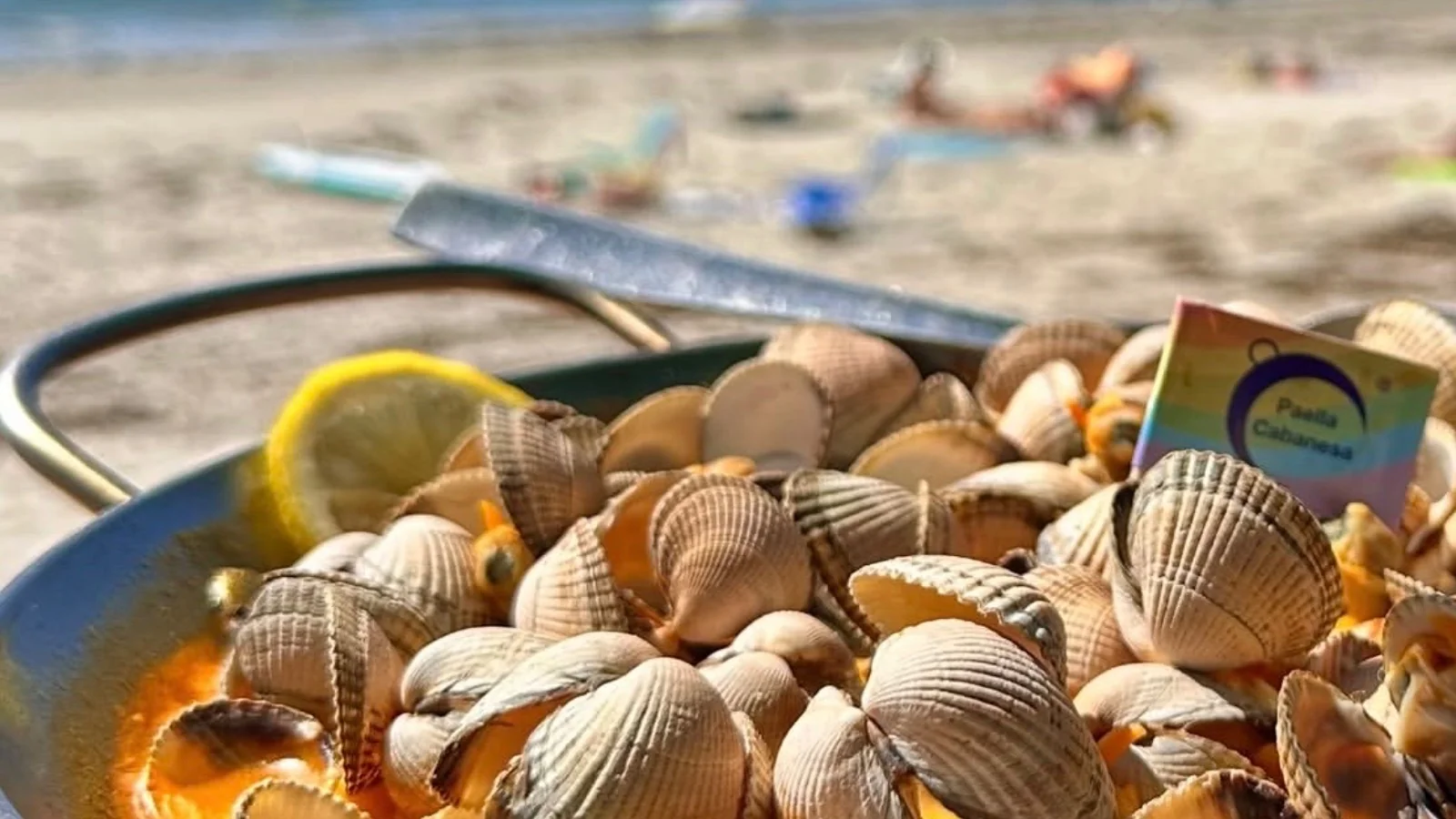 A Paella Cabanesa®: o arroz que converteu o Chiringuito Los Pinares® nun destino gastronómico único de Galicia