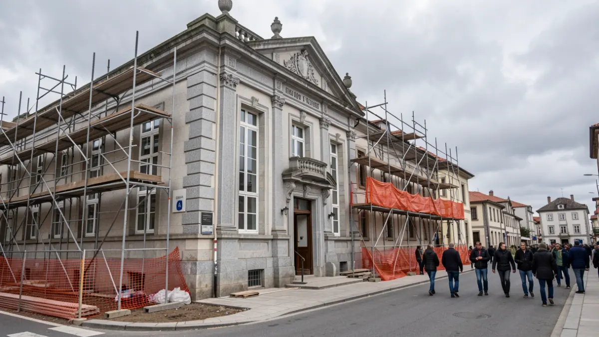Imagen genérica de obras en un centro educativo gallego con detalles de granito y cielo nublado.