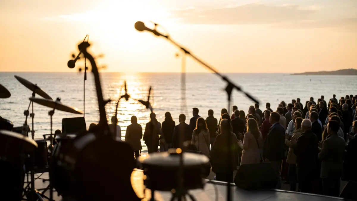 Escenario al aire libre durante el atardecer en un entorno costero.