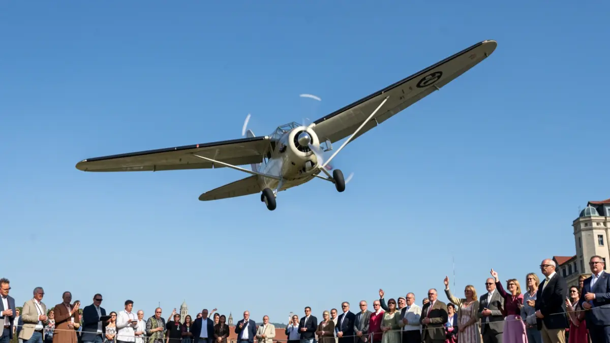 Imagen genérica de una aeronave realizando una exhibición acrobática en el cielo.