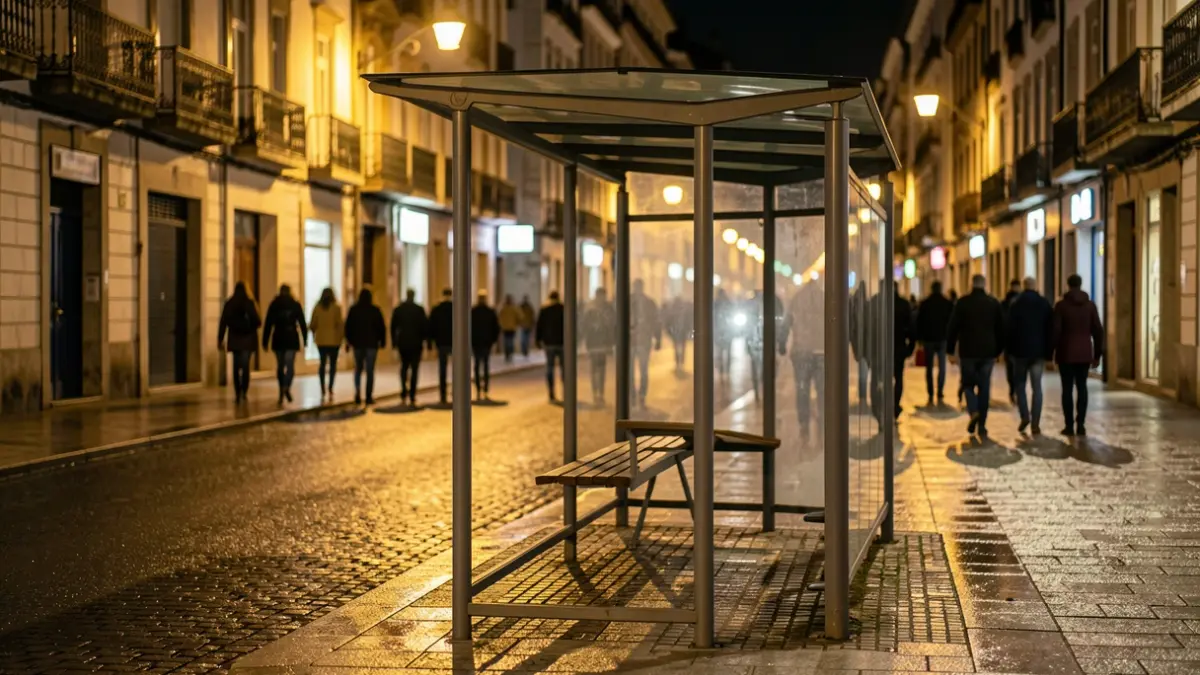 Imagen genérica de una parada de autobús urbana durante la noche.
