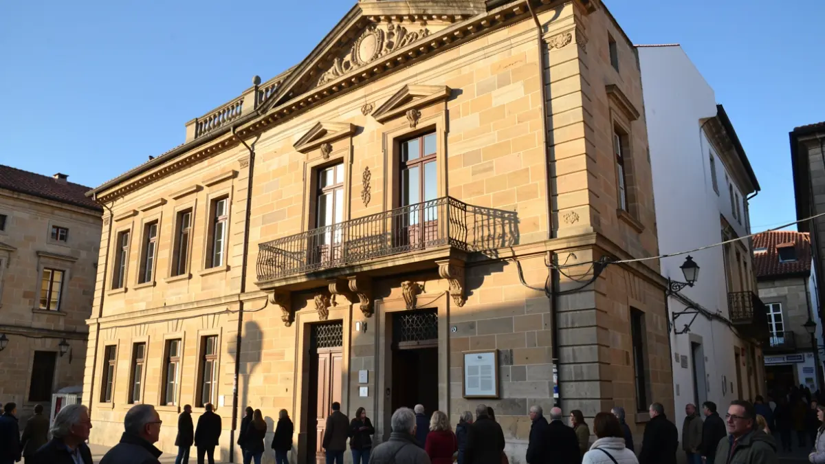 Imagen genérica de la fachada de un ayuntamiento de piedra con balcón ornamentado.