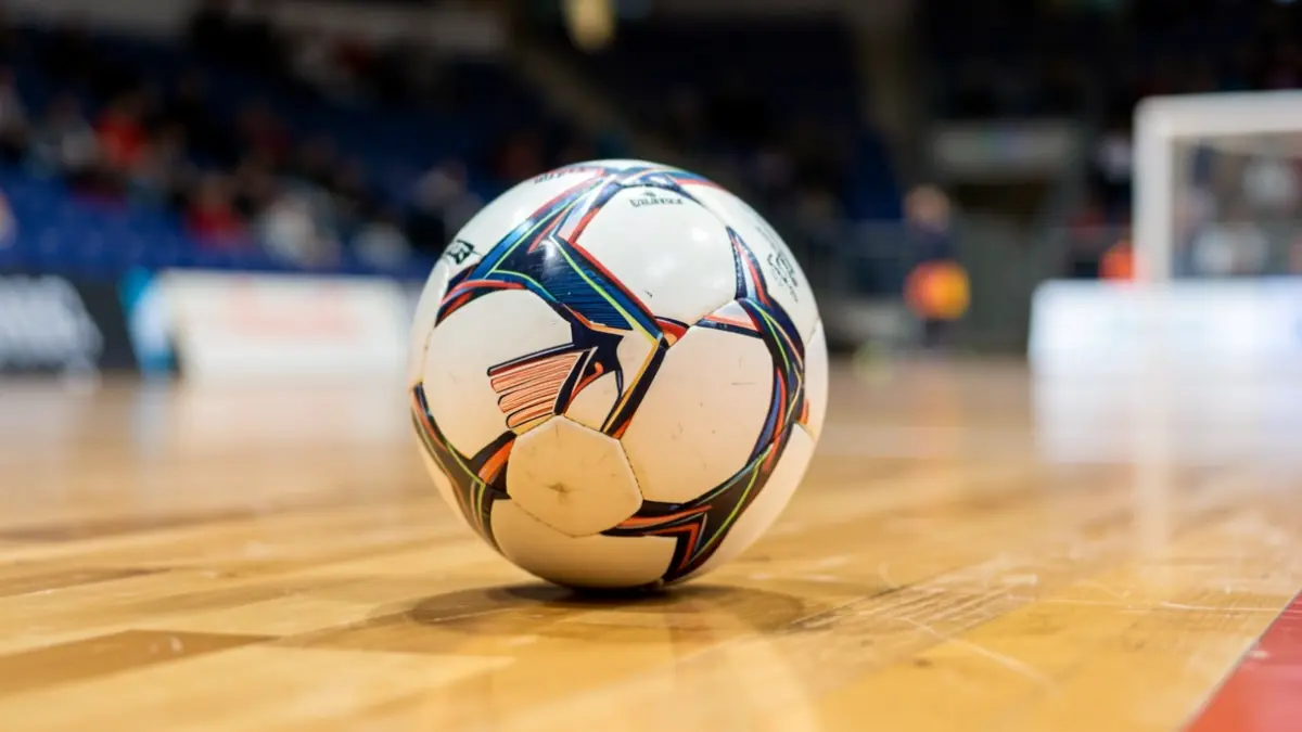 Imaxe xenérica dun balón de fútbol sala nunha pista deportiva.