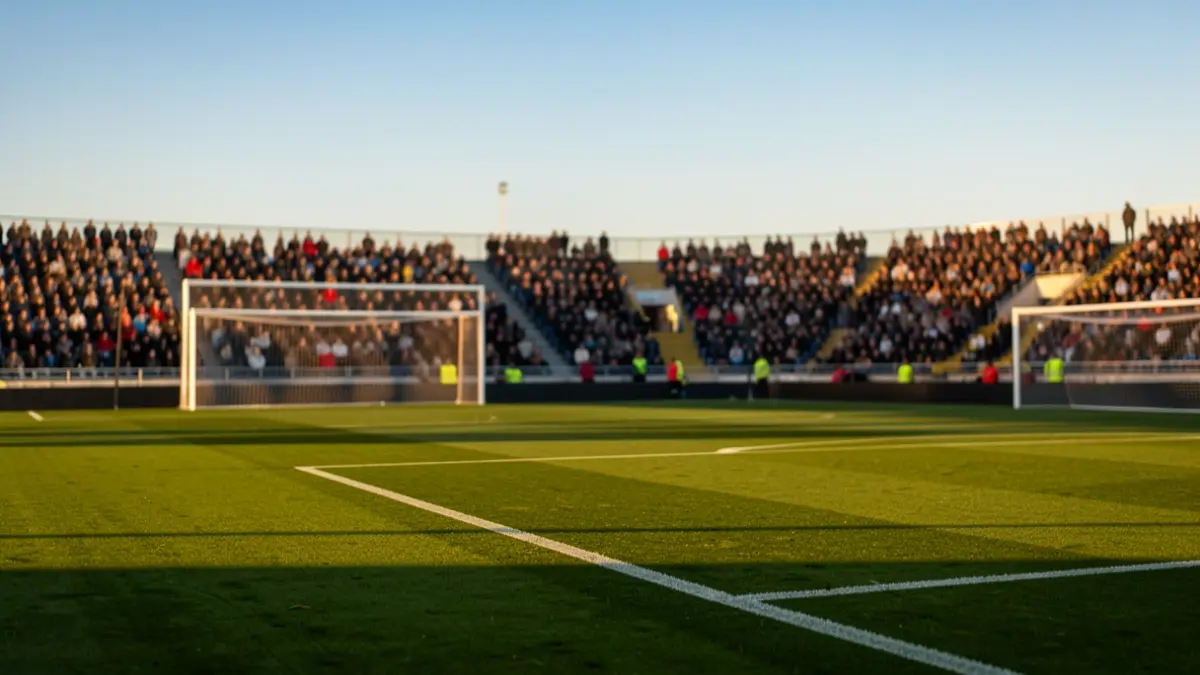 Imaxe xenérica dun campo de fútbol baleiro ao sol.