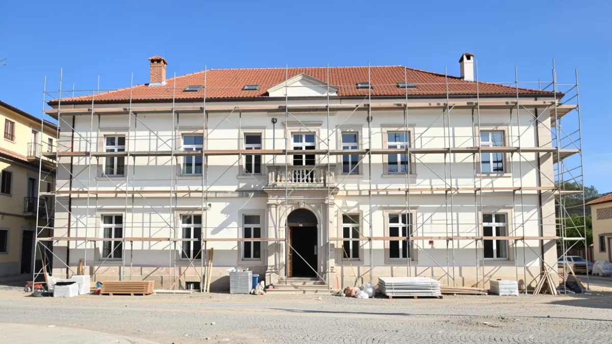 Fachada de un edificio multiusos en Portonovo en proceso de renovación.