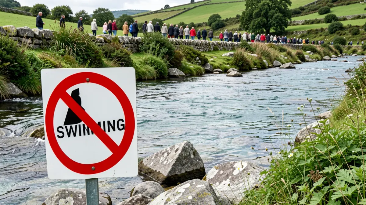 Imaxe dun sinal de 'Prohibido o baño' nunha área recreativa fluvial en Galicia.