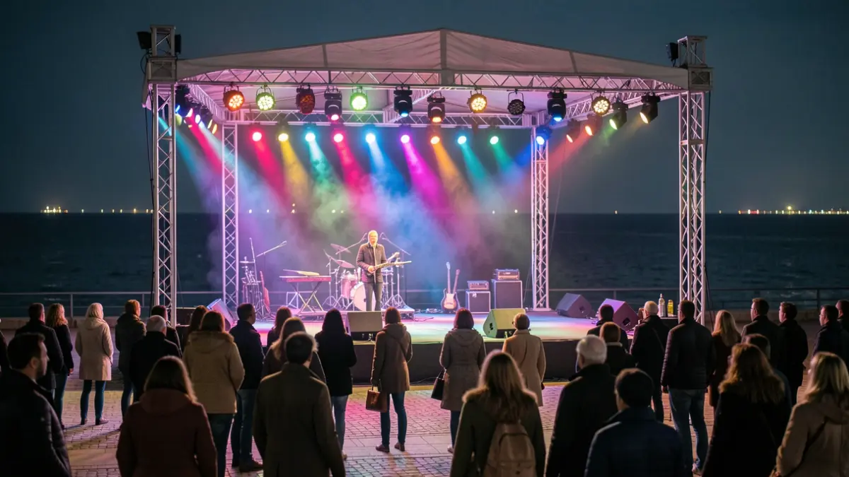Imagen genérica de un escenario musical al aire libre por la noche.