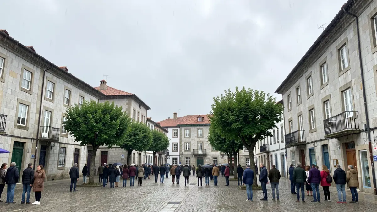 Imagen genérica de un día nublado con lluvia ligera sobre una plaza gallega.