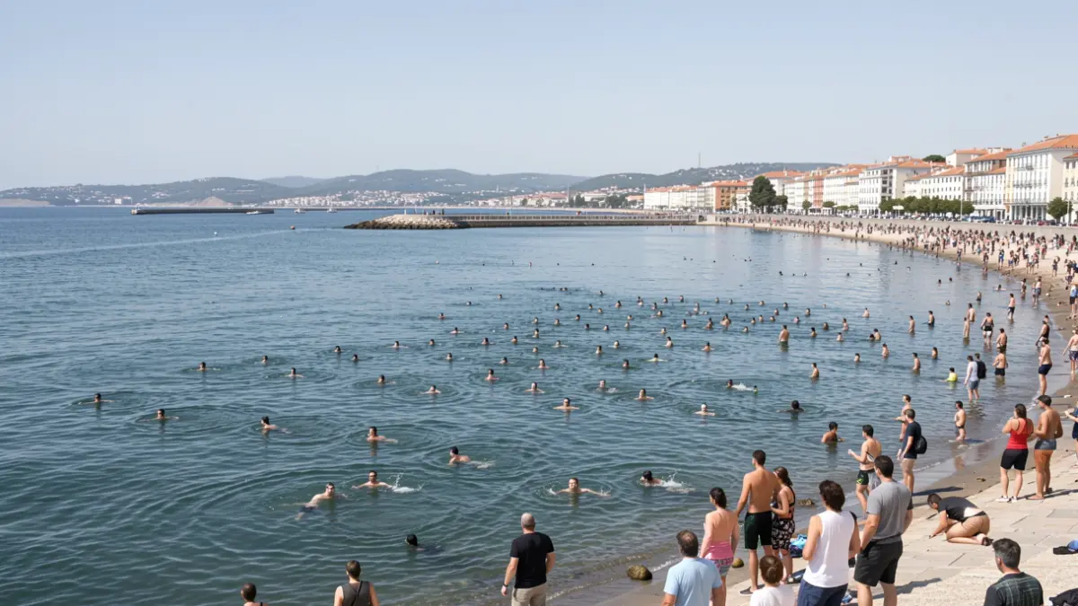 Imaxe xenérica de nadadores na Ría de Vigo.