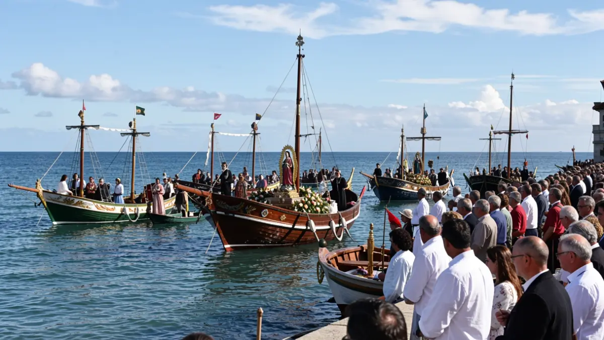 Imagen de una procesión marítima tradicional gallega con la Virgen del Carmen.