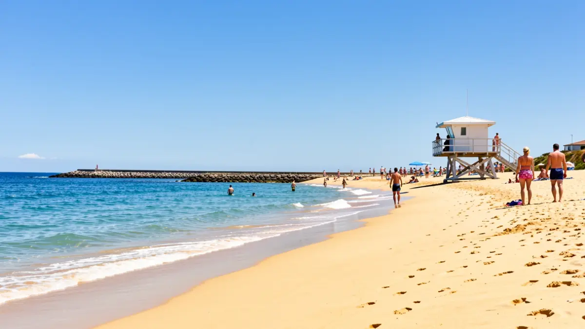 Imagen genérica de una playa gallega con socorrista.
