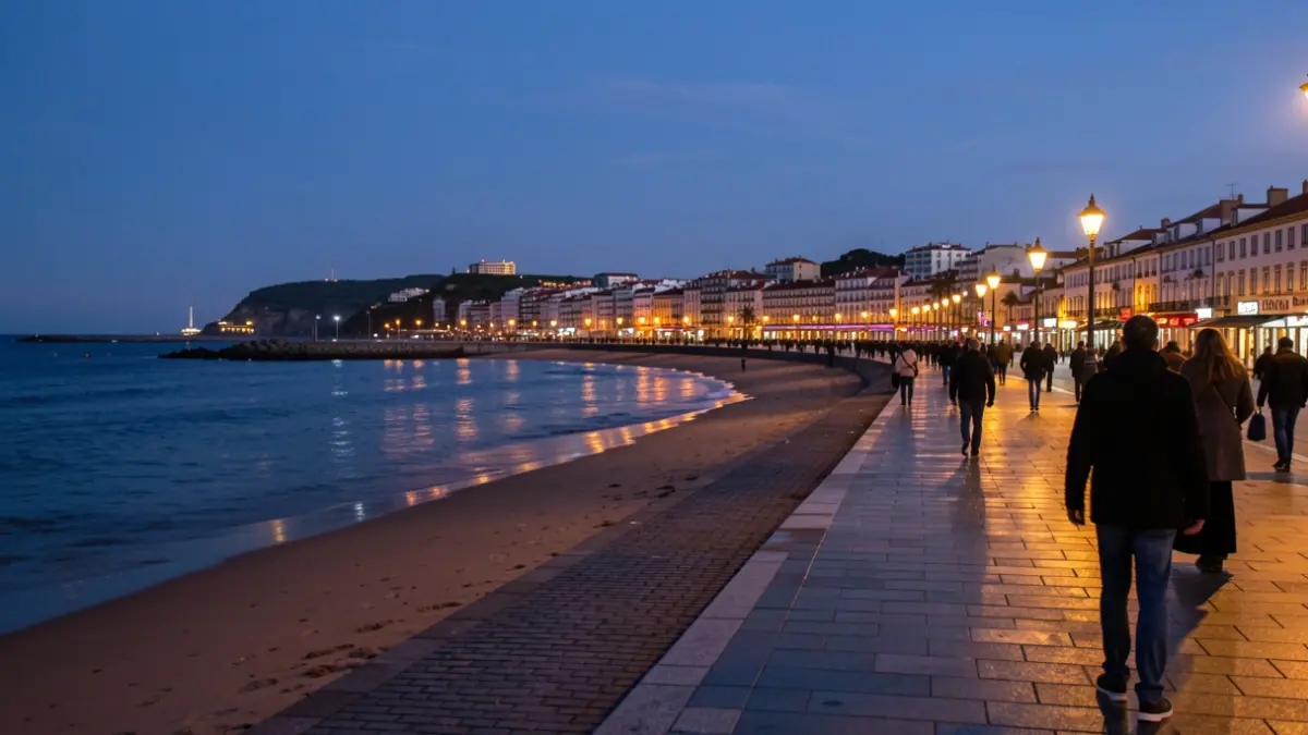 Imaxe xenérica do paseo marítimo da Coruña ao atardecer.