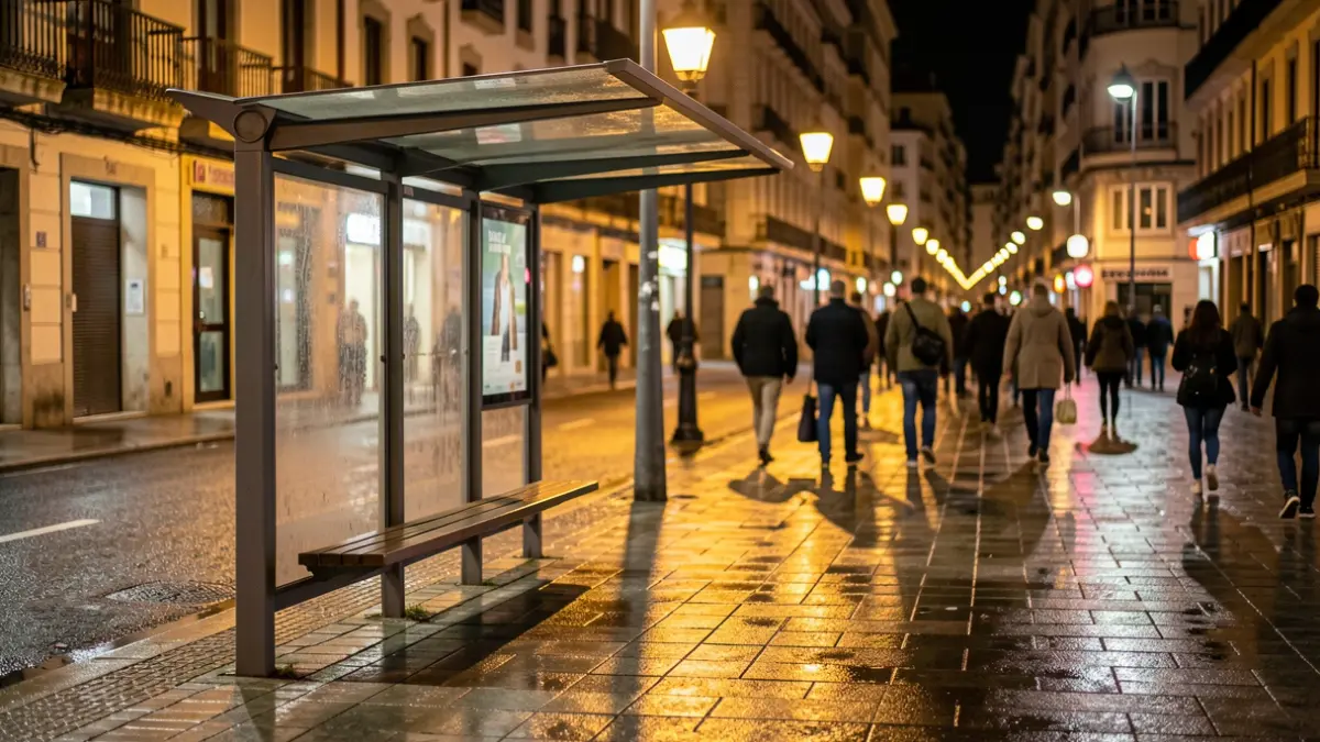 Imagen genérica de una parada de autobús vacía por la noche en Vigo, con luces de calle y pavimento mojado.
