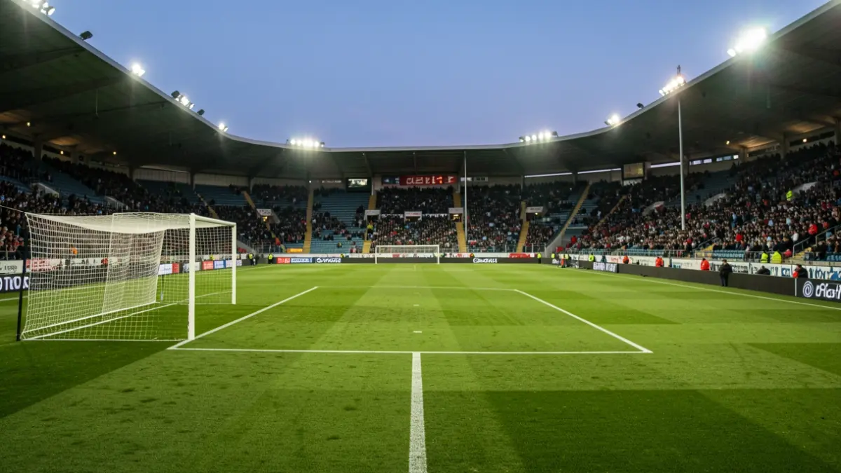 Imagen genérica de un campo de fútbol gallego vacío al atardecer.