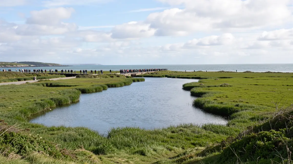 Imaxe da lagoa de Baldaio e a súa canle de conexión co mar.