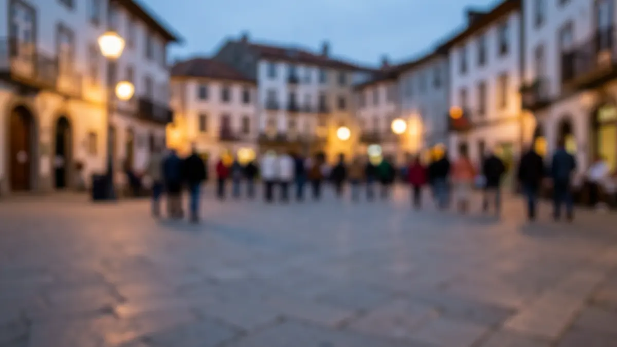 Imagen genérica de una plaza gallega al anochecer, con pavimento de granito y farolas.