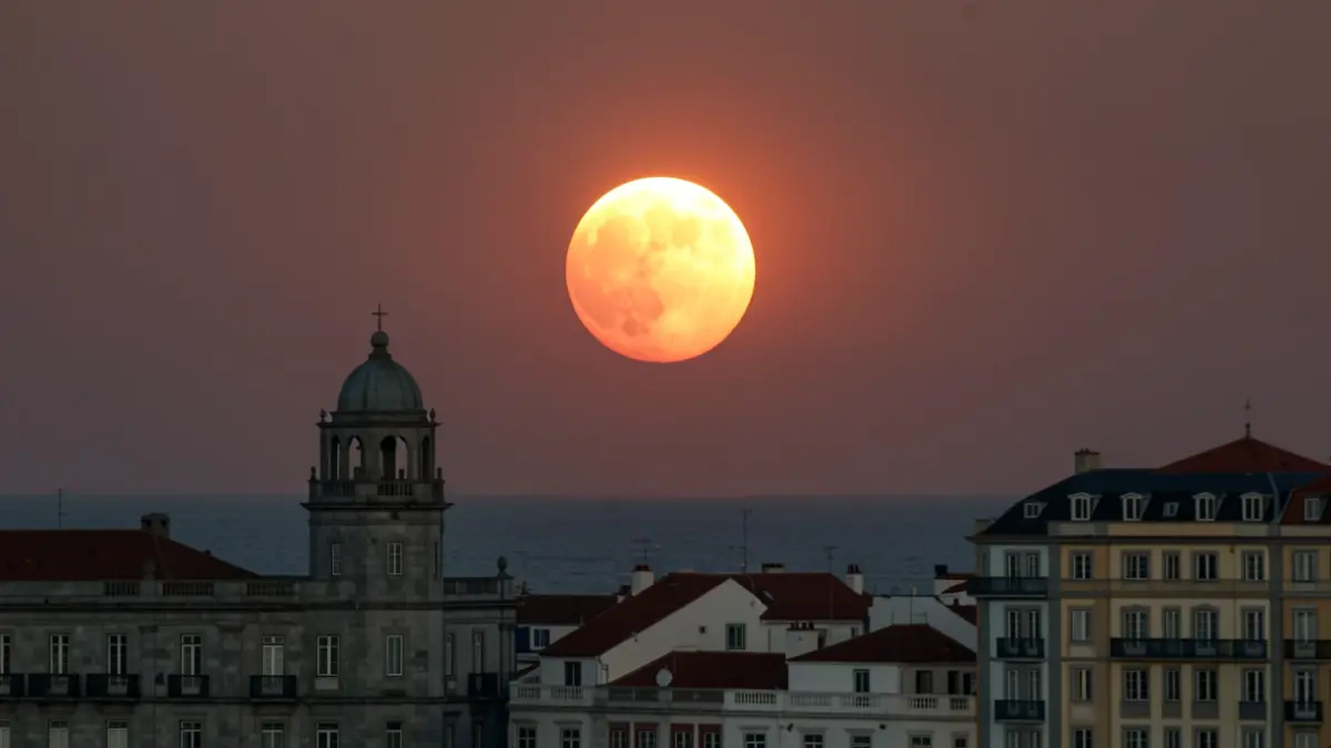 Imagen de un eclipse solar visto desde A Coruña, con arquitectura de granito y el mar de fondo.