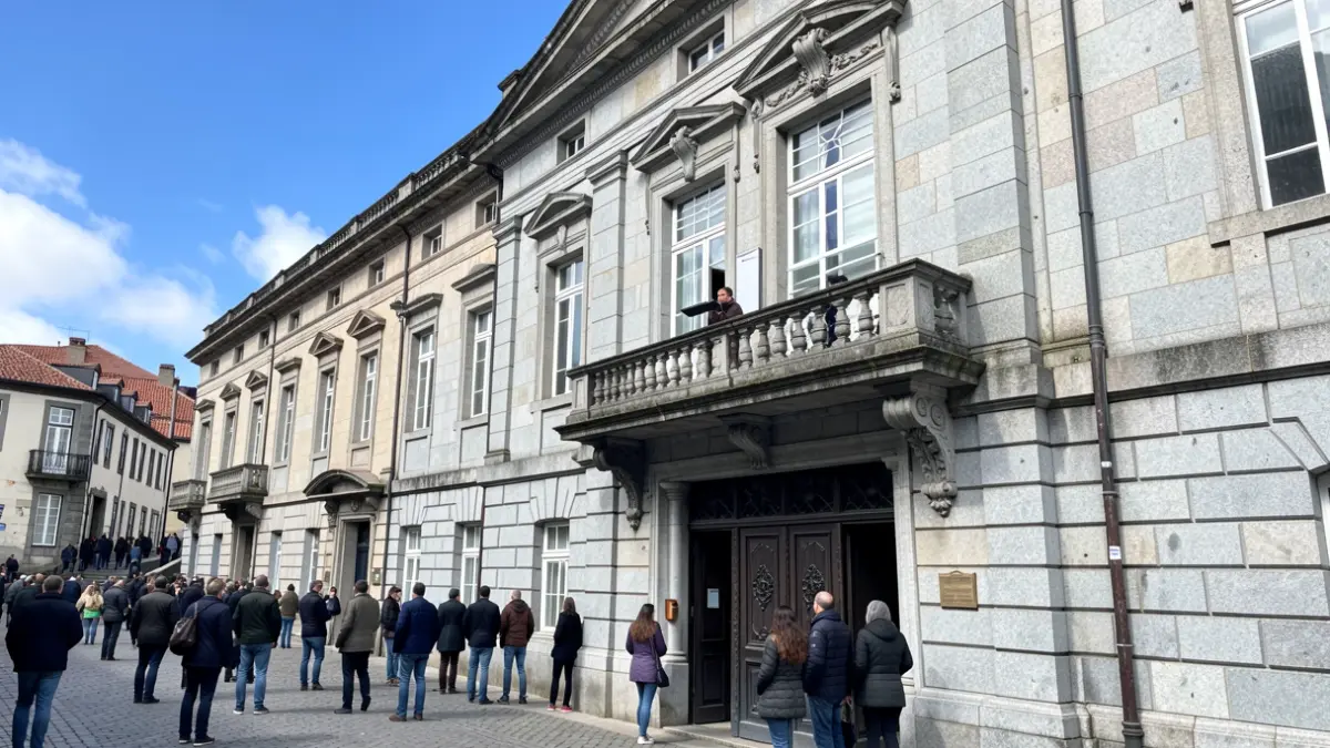 Imaxe xenérica da fachada dun edificio institucional de Galicia con arquitectura de granito.