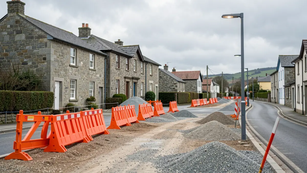 Imagen genérica de obras de renovación de calles en Galicia con barreras de construcción y nuevas luminarias.