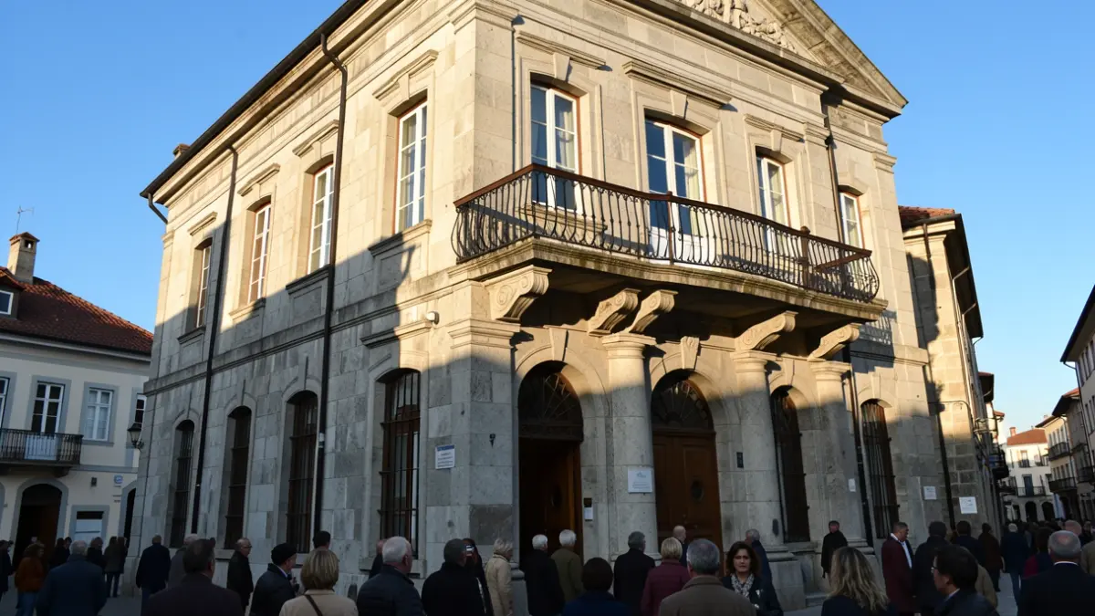 Imagen genérica de un ayuntamiento gallego con balcón de granito y sol de tarde.