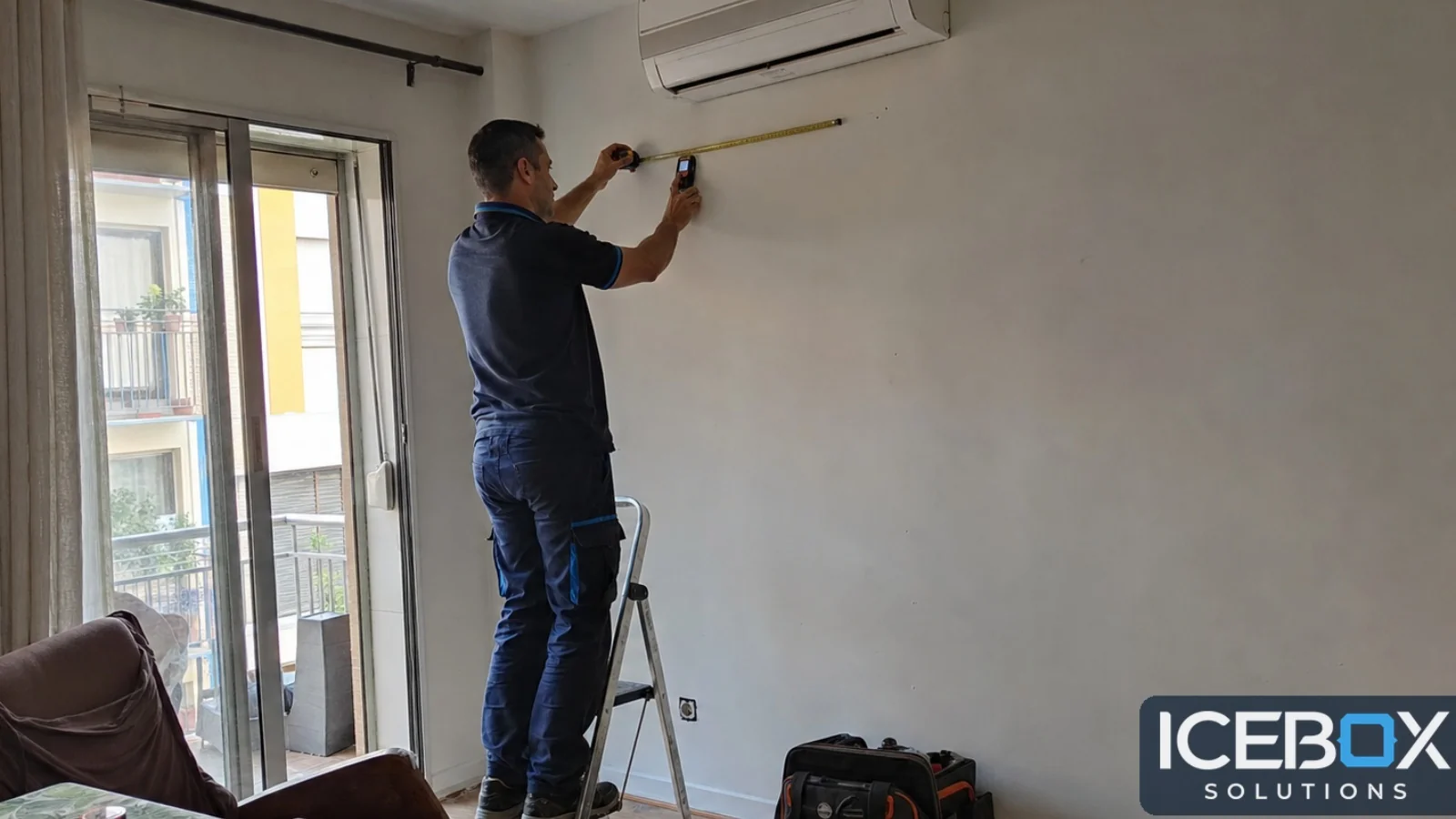 Técnico preparando a instalación dun equipo de aire acondicionado nunha vivenda