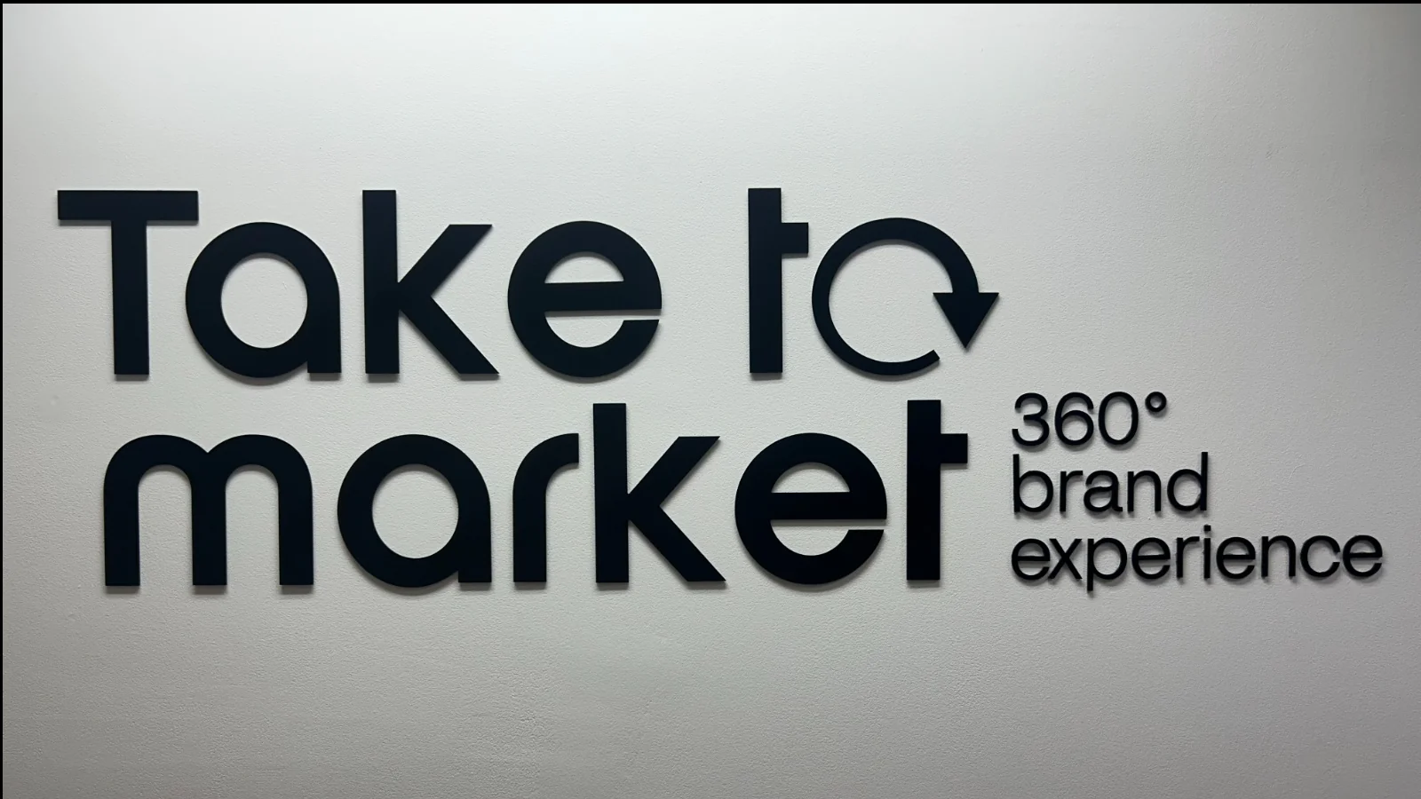 Logotipo corporativo da axencia de comunicación e medios Take To Market S.L.