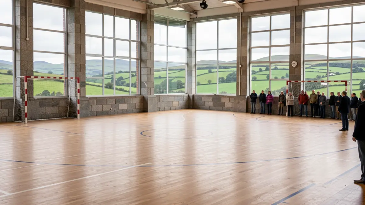 Imaxe xenérica dunha cancha de balonmán galega con detalles de pedra e paisaxe verde.