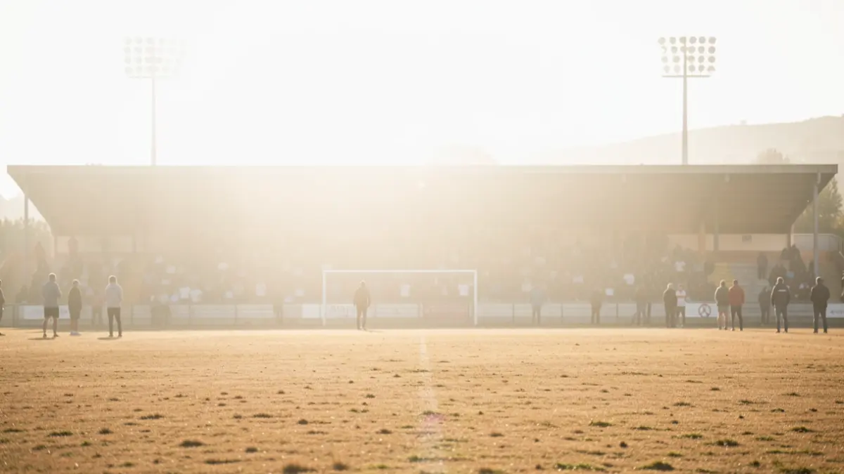 Imaxe xenérica dun campo de fútbol galego baixo un sol abrasador.
