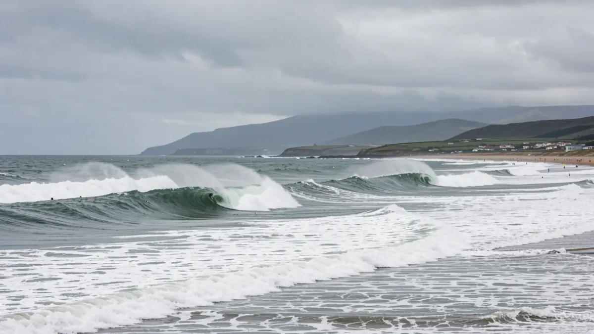 Imagen genérica de la playa de Pantín en Valdoviño, Galicia, con olas grandes.