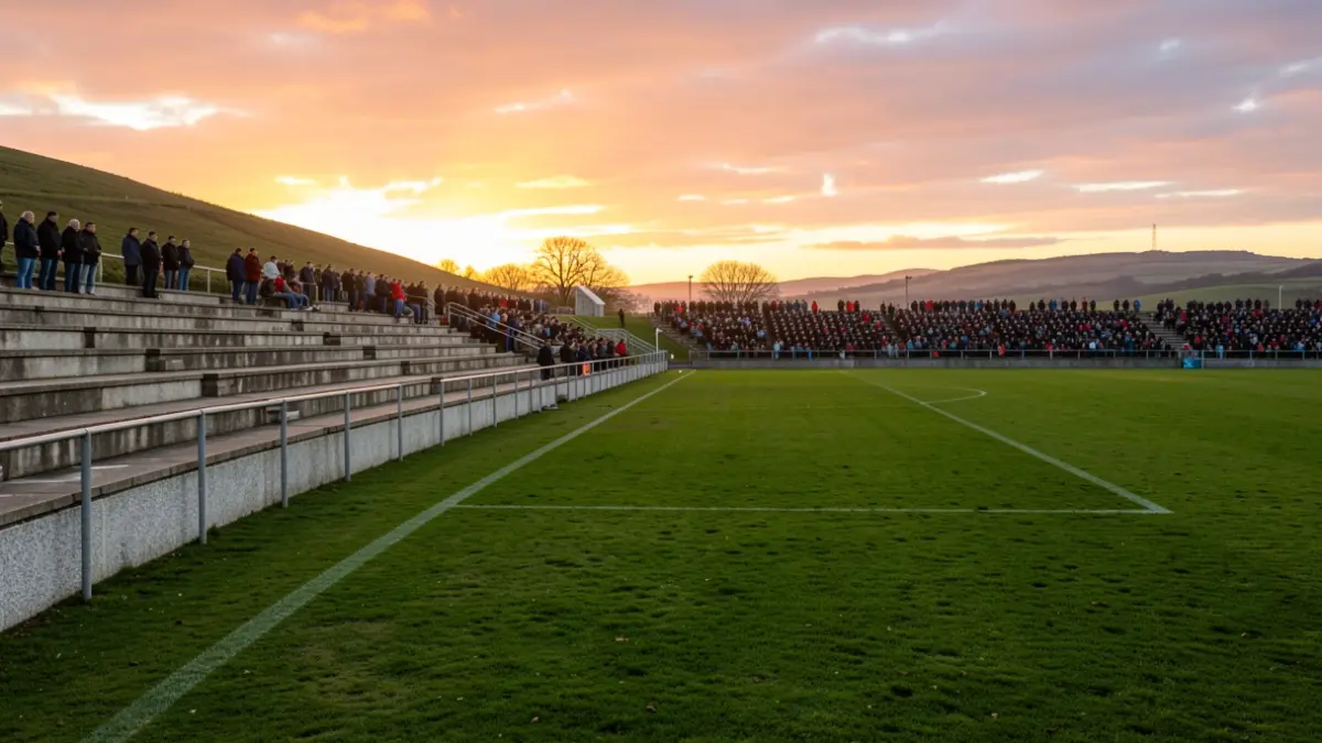 Imaxe xenérica dun campo de fútbol galego ao atardecer.