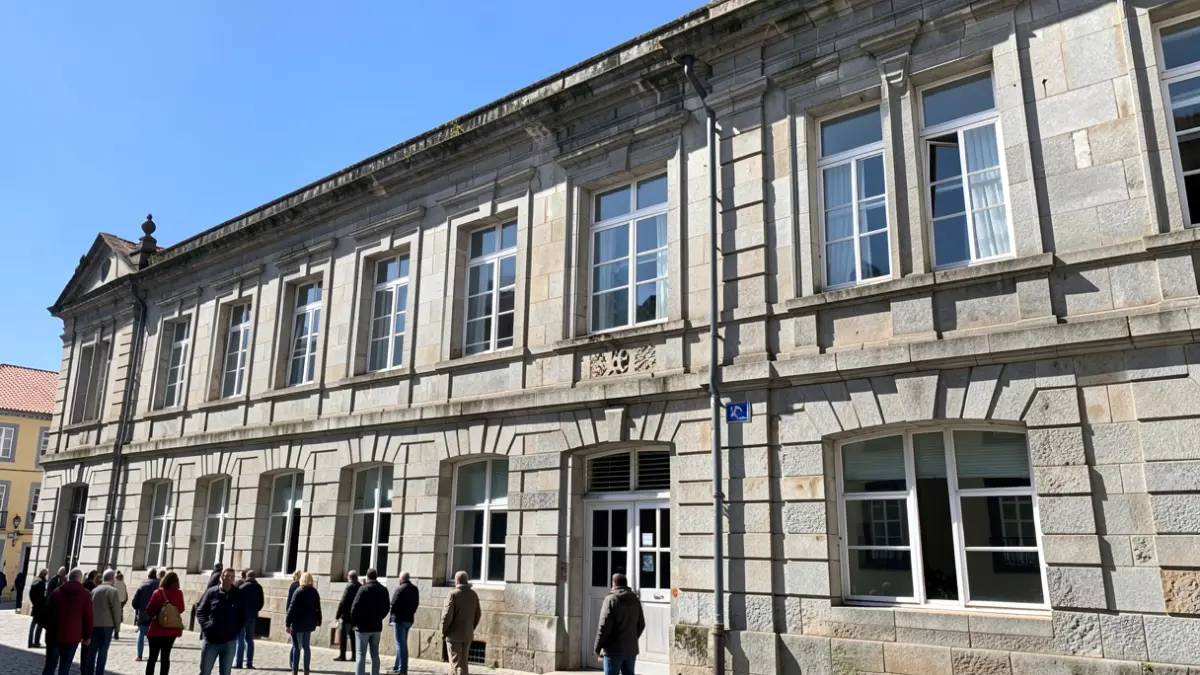 Imaxe xenérica do antigo colexio do Sagrado Corazón en Lugo, con detalles de granito e ventás amplas.
