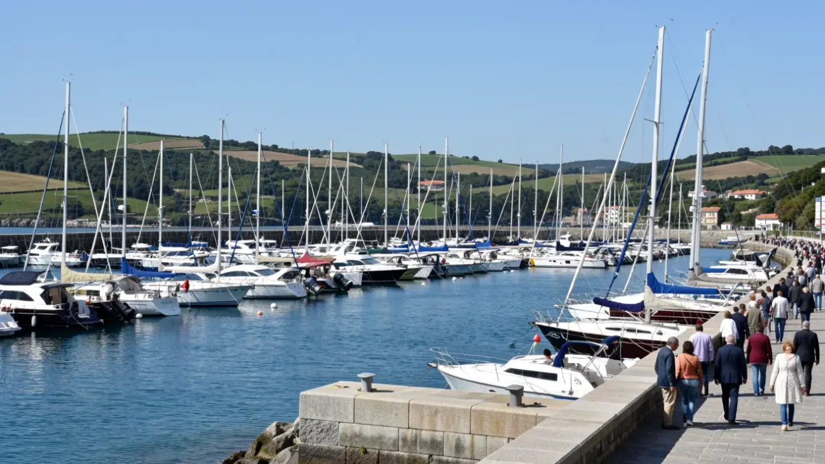Imagen genérica de un puerto deportivo gallego con veleros y yates atracados.