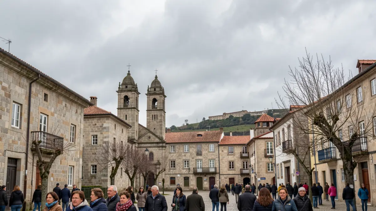 Imaxe xenérica dun ceo nubrado sobre Ortigueira con arquitectura de granito.
