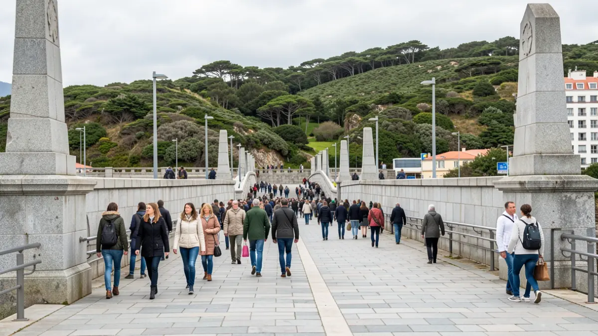 Imaxe xenérica de pasarela peonil renovada sobre avenida en Galicia.
