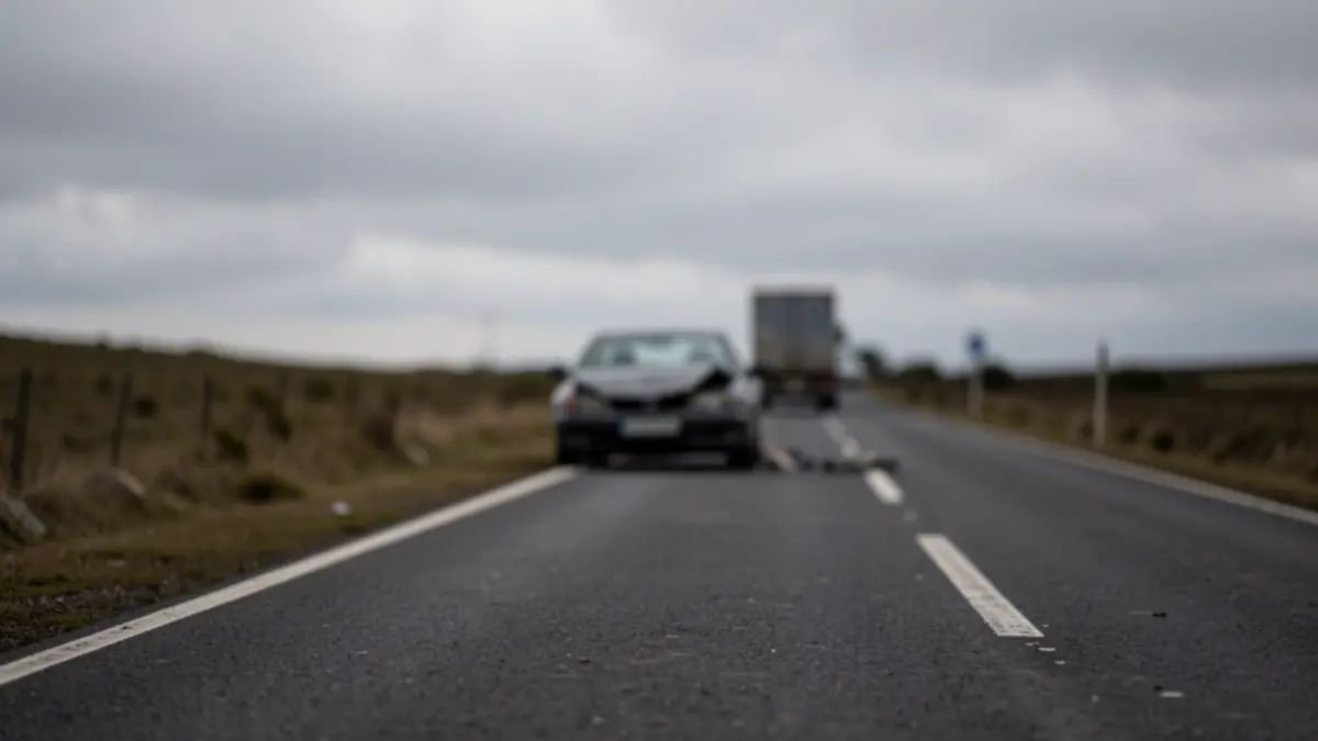 Imaxe xenérica dunha estrada galega con sinais de accidente.