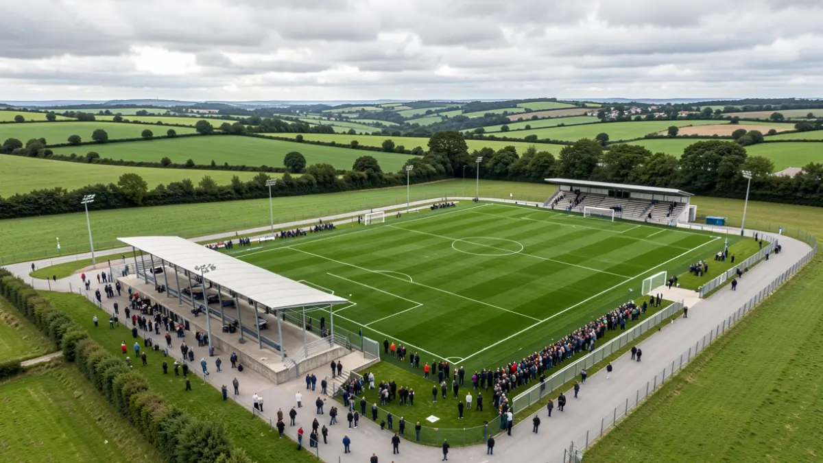 Imaxe xenérica dun complexo deportivo moderno con campo de fútbol e pavillón cuberto en Galicia.