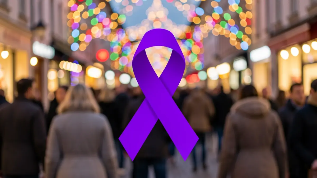 Imagen genérica de un lazo violeta sobre un fondo festivo difuminado.