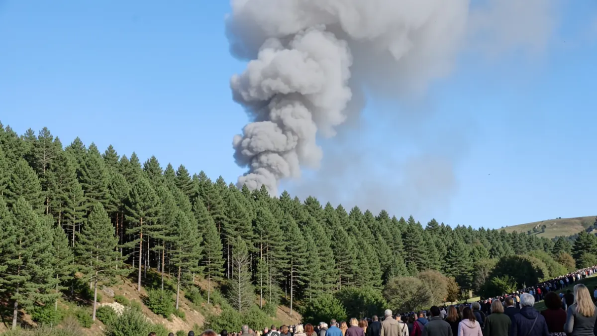 Imaxe xenérica de fume dun incendio forestal nun monte galego.