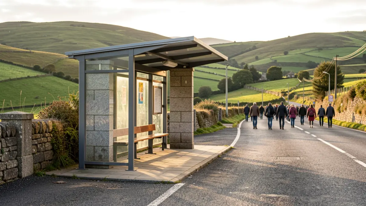 Imaxe xenérica dunha parada de autobús rural en Galicia.