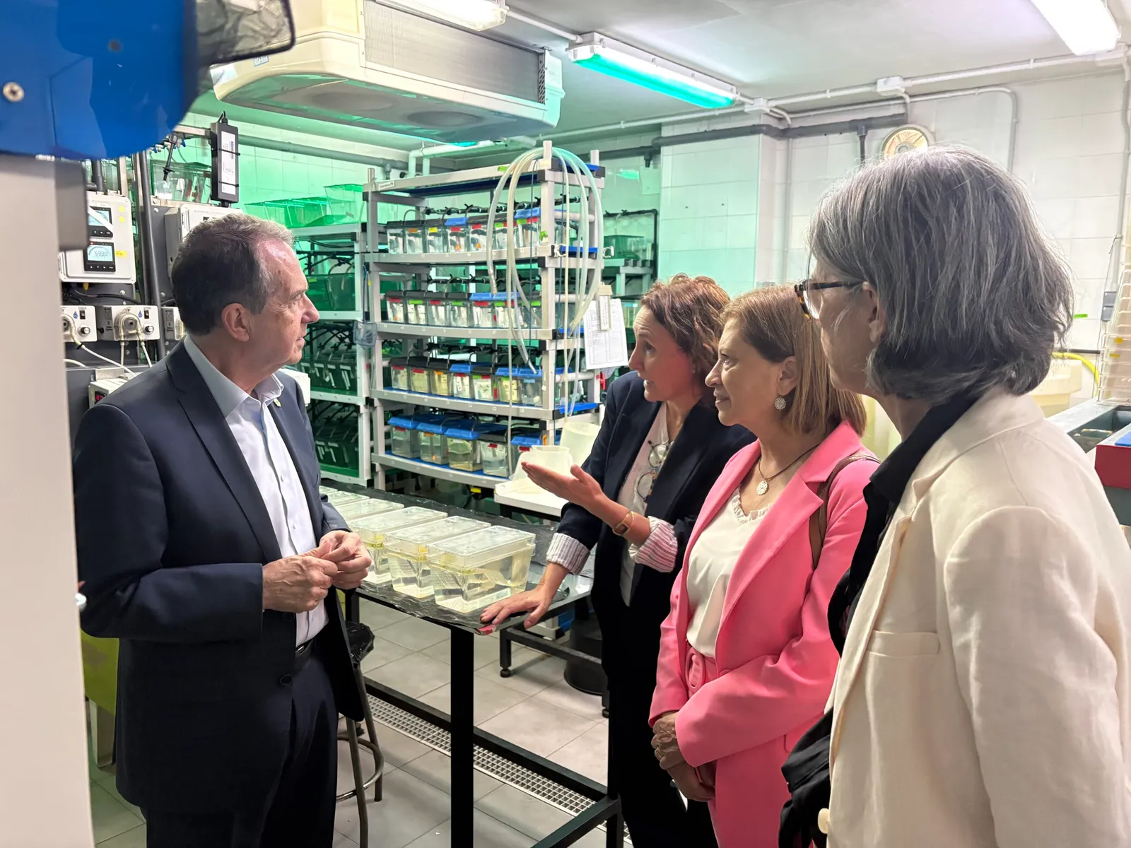 O alcalde de Vigo visita o Instituto de Investigacións Mariñas