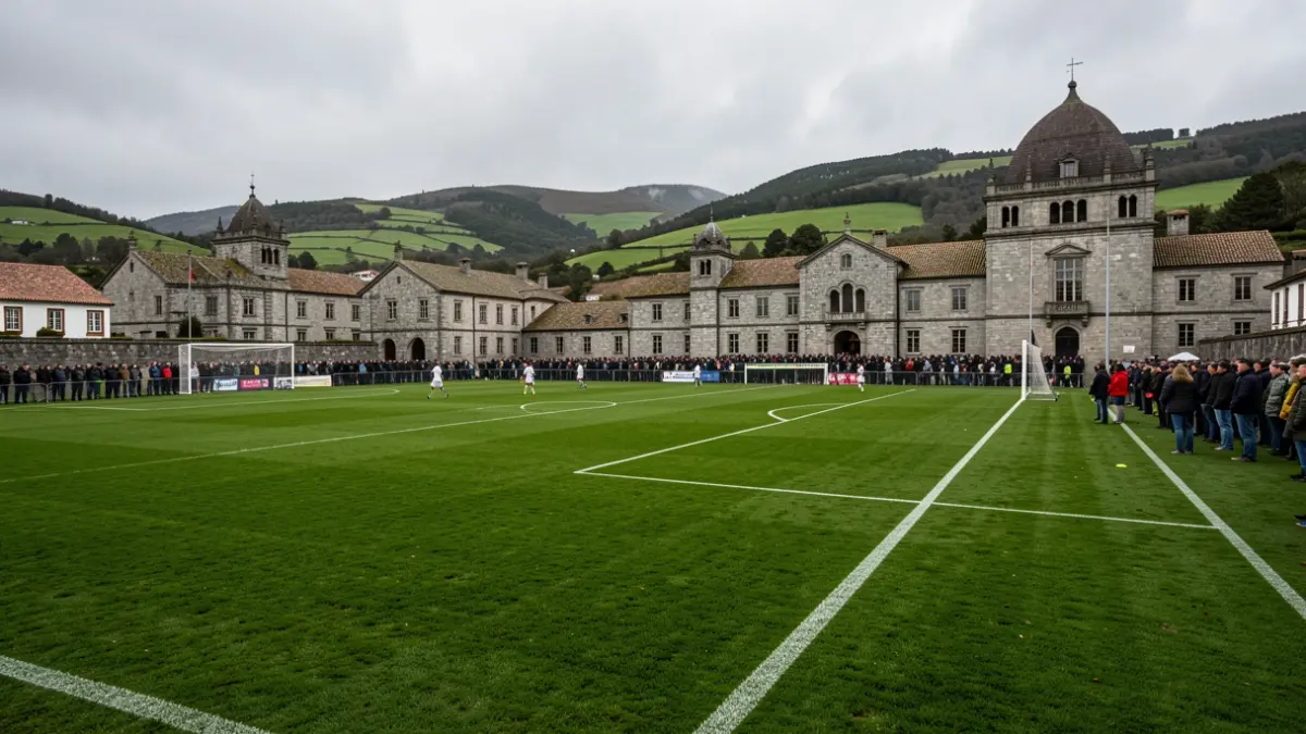 Imagen genérica de un campo de fútbol gallego con arquitectura de piedra y colinas verdes.